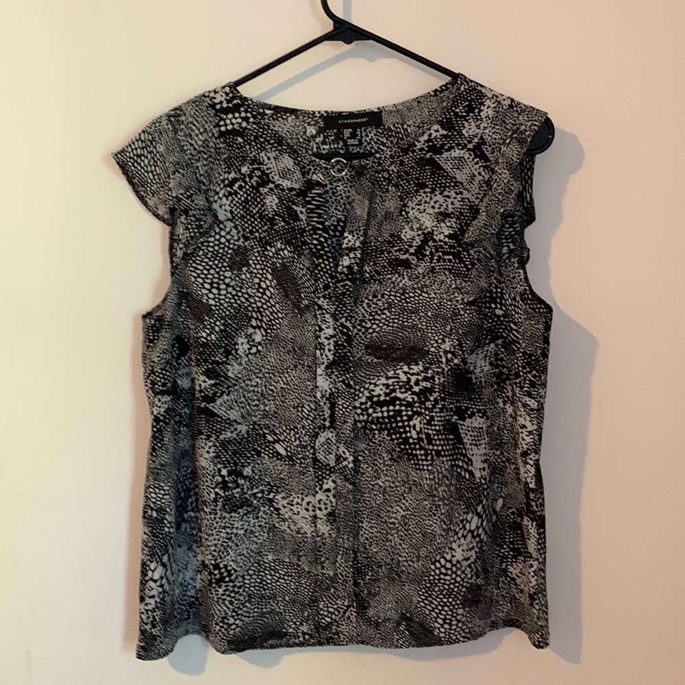 Short sleeve work top. Black and white.